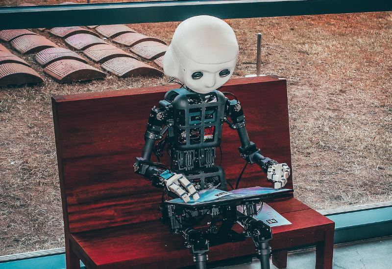 web 3.0 | Image: robot with a tab sitting on a table | logic worker